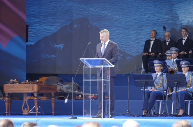 Pellegrini na oslavách SNP: Odkaz povstania nás aj dnes zaväzuje brániť ľudskosť a odmietať extrémizmus – VIDEO