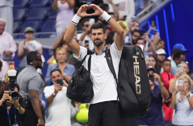 Utrápeného Djokoviča zradilo telo. Na grandslame prehral v 1. kole prvýkrát od Australian Open 2006