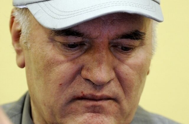 Mladić zomrel, no jeho ideológia nie. Obete zo Srebrenice varujú, Srbsko mu chystá pocty