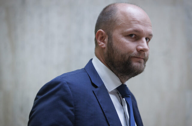 Predsedu Demokratov napadol agresívny muž na benzínke. „Mačovia z Wishu“ sa podľa Naďa cítia beztrestne – VIDEO, FOTO