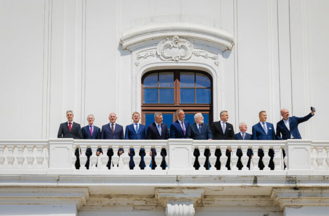 Top foto dňa (1. september 2026): Predsedovia NR SR, hromadný pohreb, Kráľ Haakon VIII. a turisti v Sydney