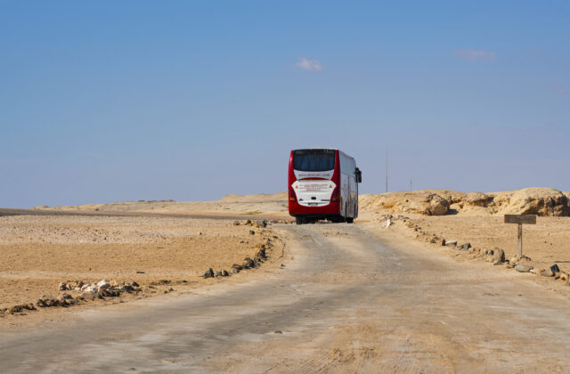 Nehoda autobusu na egyptskom  Sinajskom polostrove si vyžiadala 16 obetí