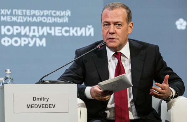 Medvedev pohrozil priamymi útokmi na Berlín, nemeckú vládu označil za „neonacistickú“