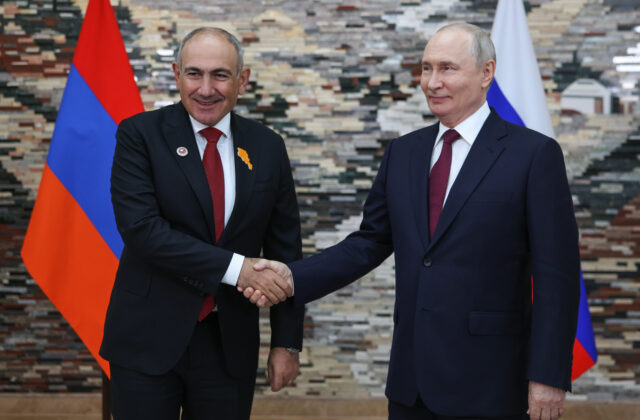 Putin tlačil na Pašinjana, či si Jerevan vyberá EÚ alebo Rusko. Arménsky premiér mu oponoval