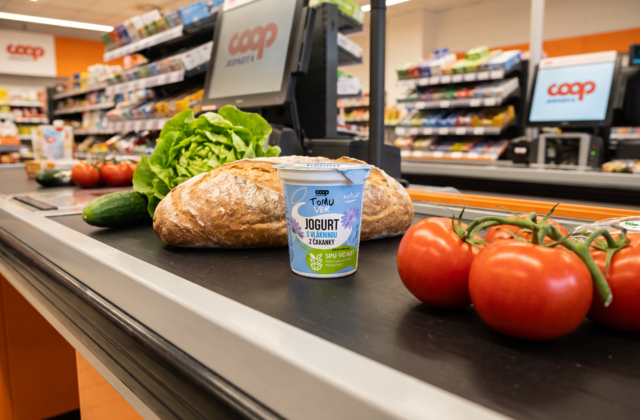 Produktová inovácia na pultoch COOP Jednoty. Čakankový jogurt obohacuje vláknina z koreňa čakanky