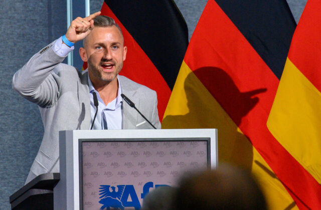 Nemecká krajne pravicová AfD vyráža za mocou na strojoch firmy, ktorú nacisti ukradli Židom