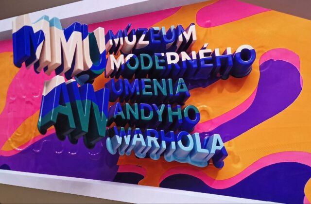 Medzilaborce môžu byť svetové vďaka Warholovi, na znovuotvorenie prišiel aj maliarov synovec – VIDEO, FOTO