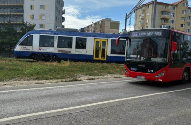 Dopravná nehoda v Bratislave. Na železničnom priecestí sa zrazil autobus MHD s vlakom