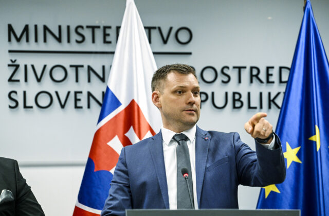 Koalícia môže prísť o väčšinu. Taraba tvrdí, že Slyško po jeho návrate opustí Hlas