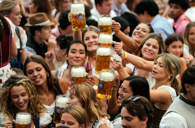 Top foto dňa (19. september 2026): Otvorenie Oktoberfestu, exhibičný zápas legiend a mŕtva veľryba
