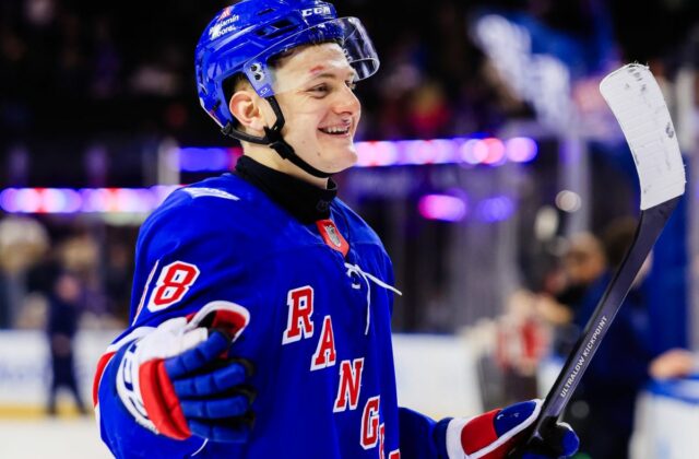 Sýkora nedohral prvý zápas New Yorku Rangers. Po tvrdom hite nedokázal zaťažiť pravú nohu – VIDEO