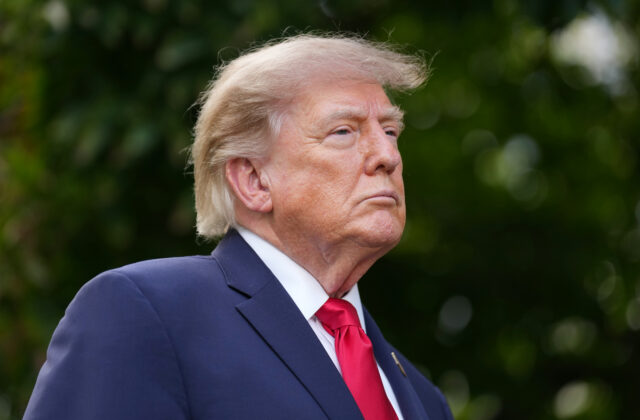 Najväčšie americké TV stanice bojkotujú Trumpa, prestali ho vysielať naživo