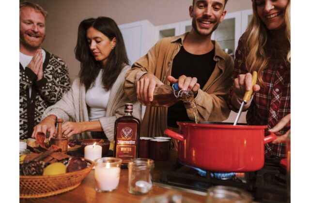 Varenému vínu odzvonilo. Jägermeister Winter Edition prináša horúci drink s vôňou vanilky a škorice