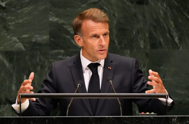 Macron krotí paniku. V Stredomorí žiadne útoky ruských dronov nehrozia