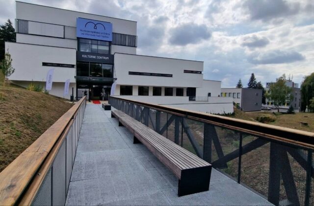 Vo Vranove nad Topľou otvorili nové kultúrne centrum s Hornozemplínskou knižnicou za viac ako deväť miliónov – FOTO