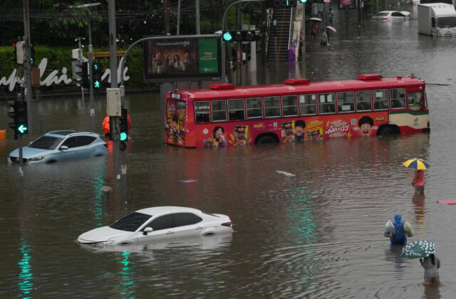 Thajský Bangkok vyhlásil po dvoch dňoch dažďov „povodňovú katastrofu“