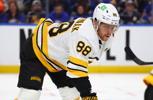 Pastrňák nie je Chára, ale bude jeho nástupca. Šiesty Čech, ktorý sa stal kapitánom tímu v NHL