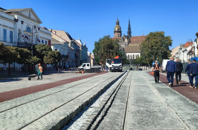 Plot pri Dolnej bráne v Košiciach zmizol, zrekonštruovanú časť Hlavnej ulice už otvorili verejnosti, práce ešte pokračujú – FOTO